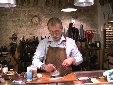 Beauté mode : Enlever une tache de gras sur chaussures en daim