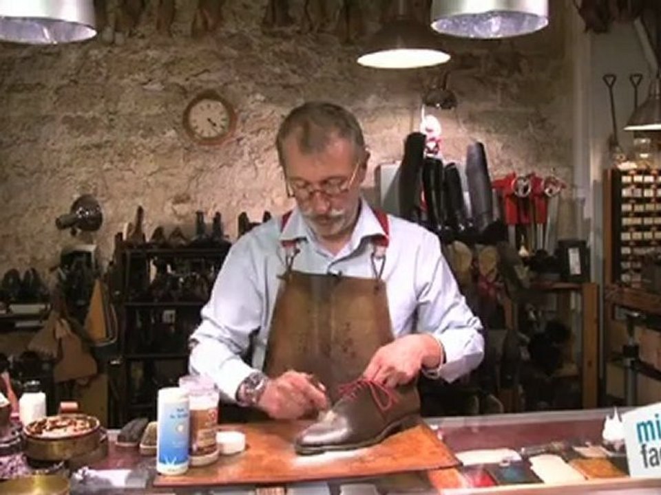 Beauté mode : Enlever une tache de gras sur chaussures en daim