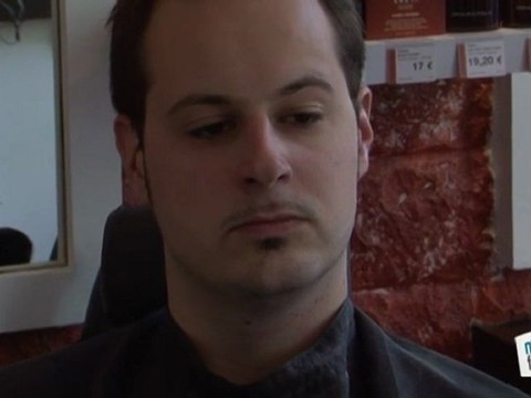 Se tailler une moustache fine rasage