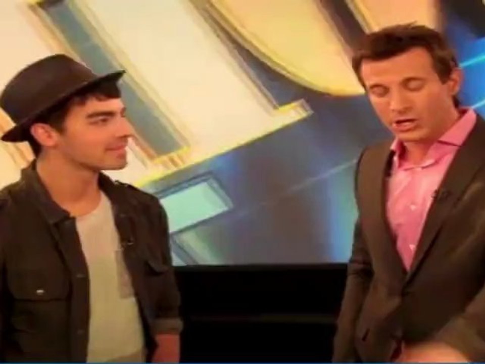 Joe Jonas on the set of Showbiz Tonight - may 9, 2012