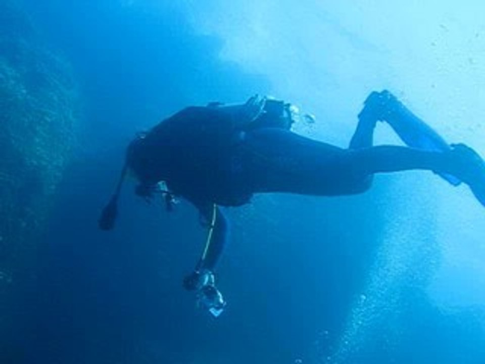 Simon SCUBA swims by a wall