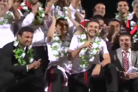 Futbolcudan şölende evlilik teklifi