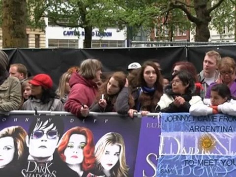 Tim Burton convierte a Johnny Deep en vampiro en Sombras tenebrosas