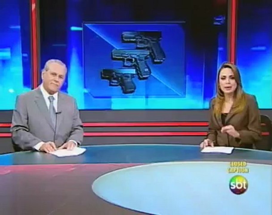 Dois adolescentes brincam com armas de verdade junto com bebê_sbt