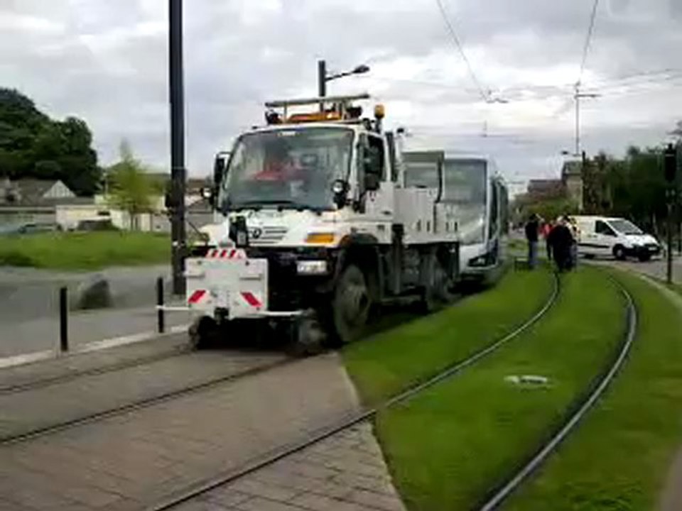 Remorquage d'une rame Transvilles Citadis à Denain