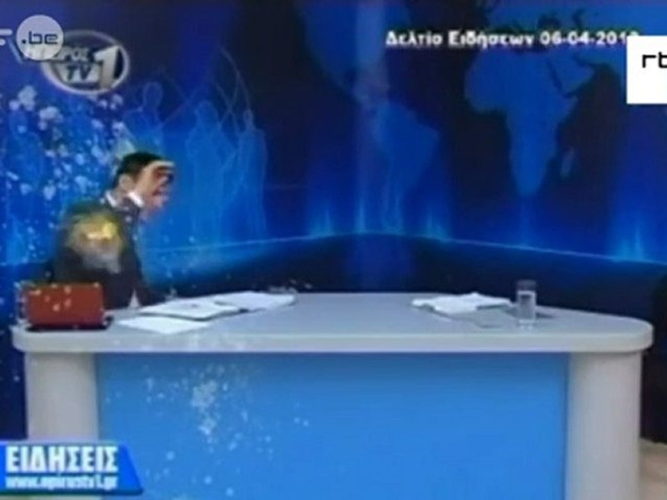 Journaliste grec bombardé en direct de yahourts et d'oeufs !