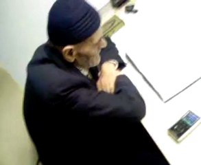 haxhi Jakupi me Kuran dhe MP3