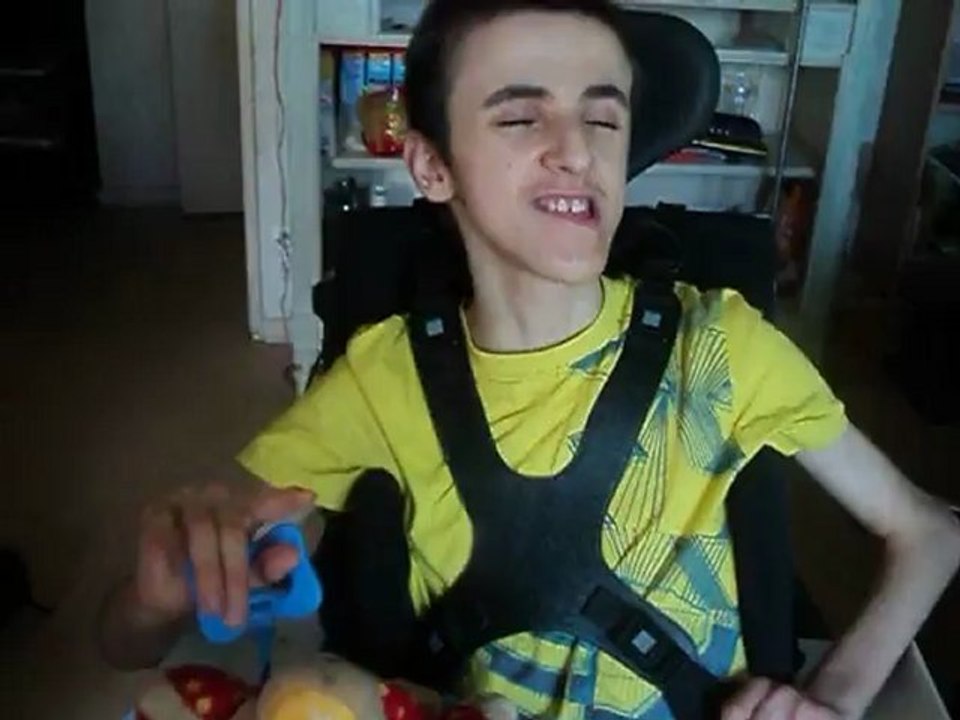 loic qui dit merci au gens de facebook qui le soutienne en fesant pleins de bisous pour vous