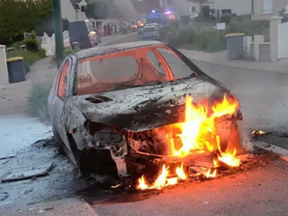 LE CREUSOT : Une voiture s'embrase aux Soches