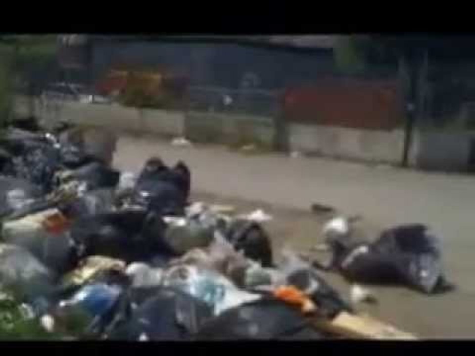 Aversa - Rifiuti in via Archeologia, sos degli studenti (09.05.12)