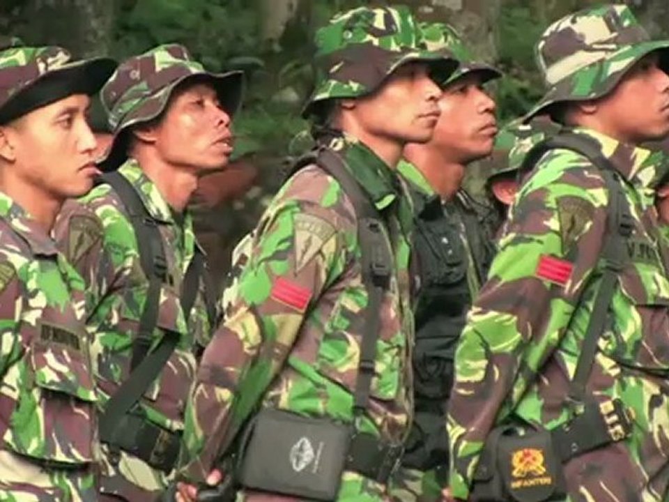 Indonesian soldiers hunt for bodies from Russian jet crash