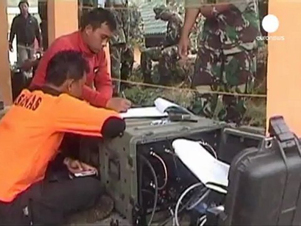 Indonesian rescuers find first bodies at jet crash site