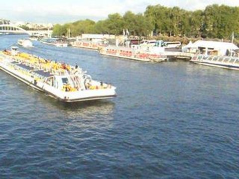 Kikoz. Paris, bateau mouche