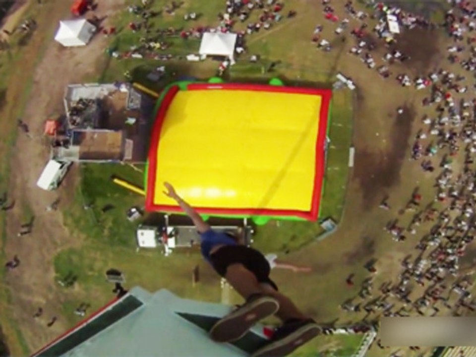 Il saute de 30 mètres dans le vide