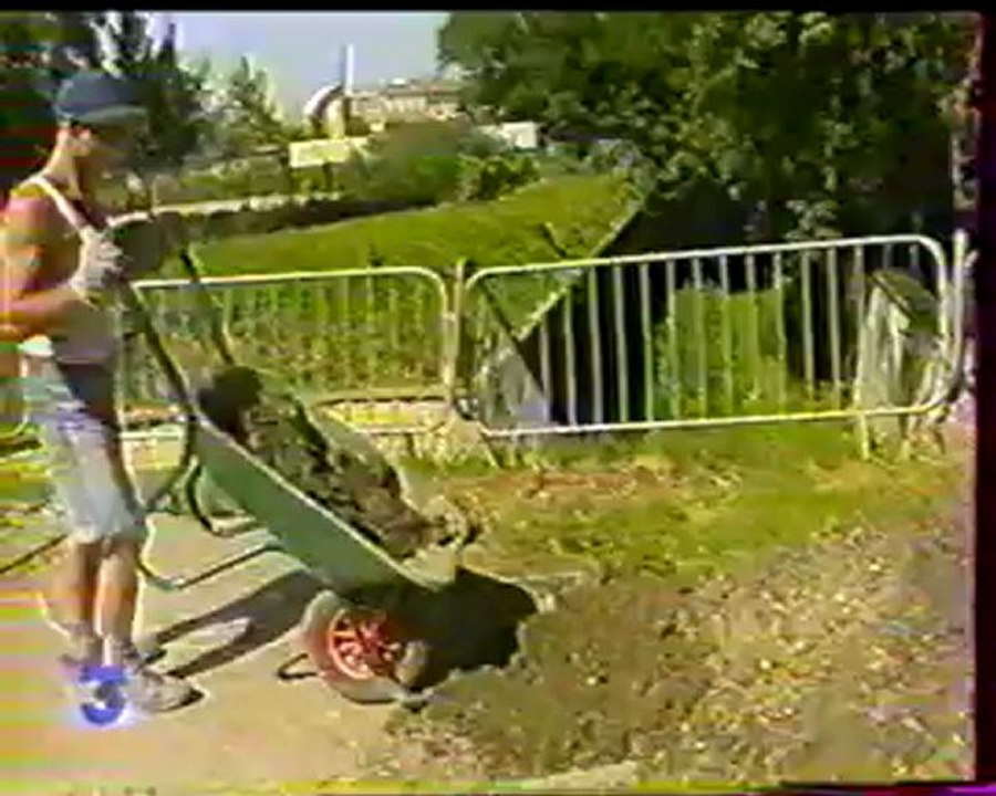 Chantier international de jeunes au Fort de Sucy à Sucy-en-Brie (Journal 19-20, FR3 Île-de-France, 20 Août 2003)