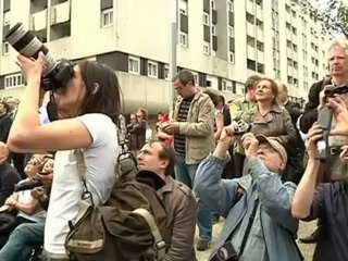 Video herunterladen: Self Proclaimed 'Spider-Man' Climbs France's Tallest Tower with His Bare Hands