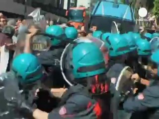 İtalya'da protestoların hedefi vergi daireleri