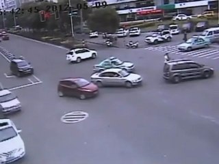 Niña que se cayó de un auto se salva de ser impactada por otro automóvil