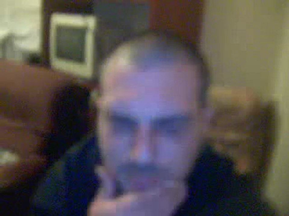 tour de magie avec la main sur le visage a ouvrir les yeux a une main jour nuit