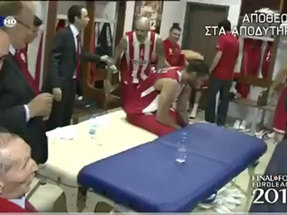 To γλέντι στα αποδυτήρια με Αγγελόπουλους