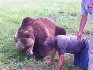 Αγκαλίτσες και φιλάκια με μια αρκούδα