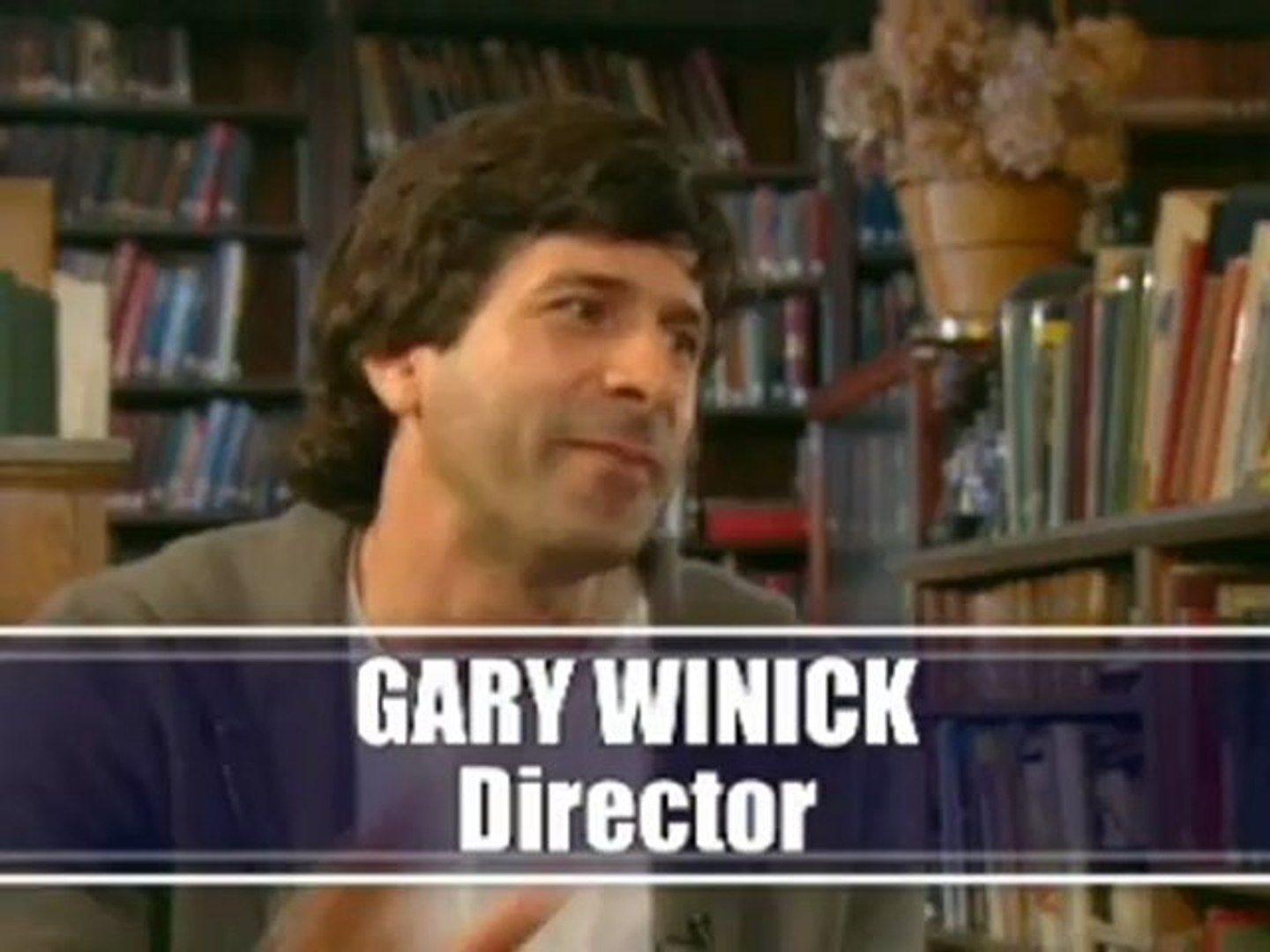 13 Going on 30 Behind the Scenes Director Gary Winick Wearing Cream Long  Sleeve Shirt Pointing Standing Near Movie Camera Crew in Background 8 x 10  Photo at 's Entertainment Collectibles Store