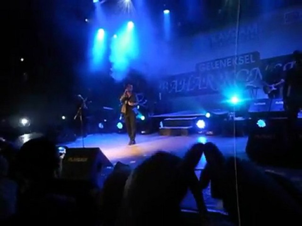 13 Mayıs 2012 - Emre Aydın Bostancı Gösteri Merkezi Konseri / Soğuk Odalar