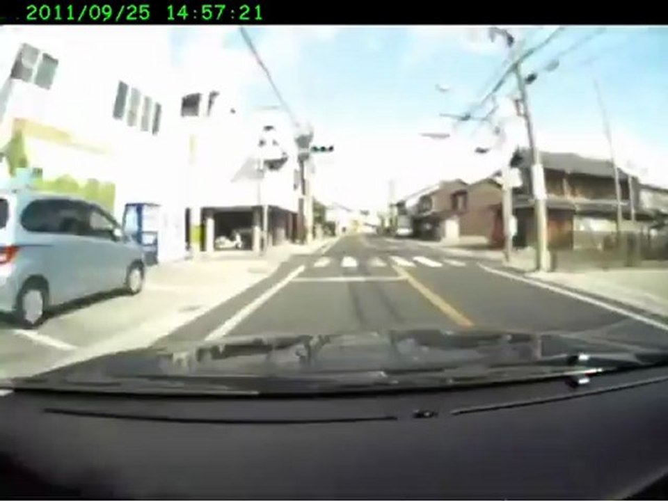 前の車を煽ったら更に怖い人が出てきて涙目逃走