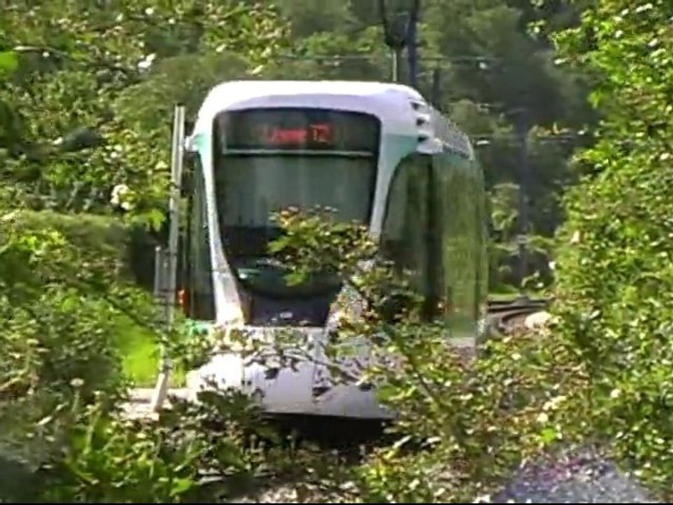 Citadis302 : Arrivée à la station Musée de Sèvres sur la ligne T2 du Val de Seine