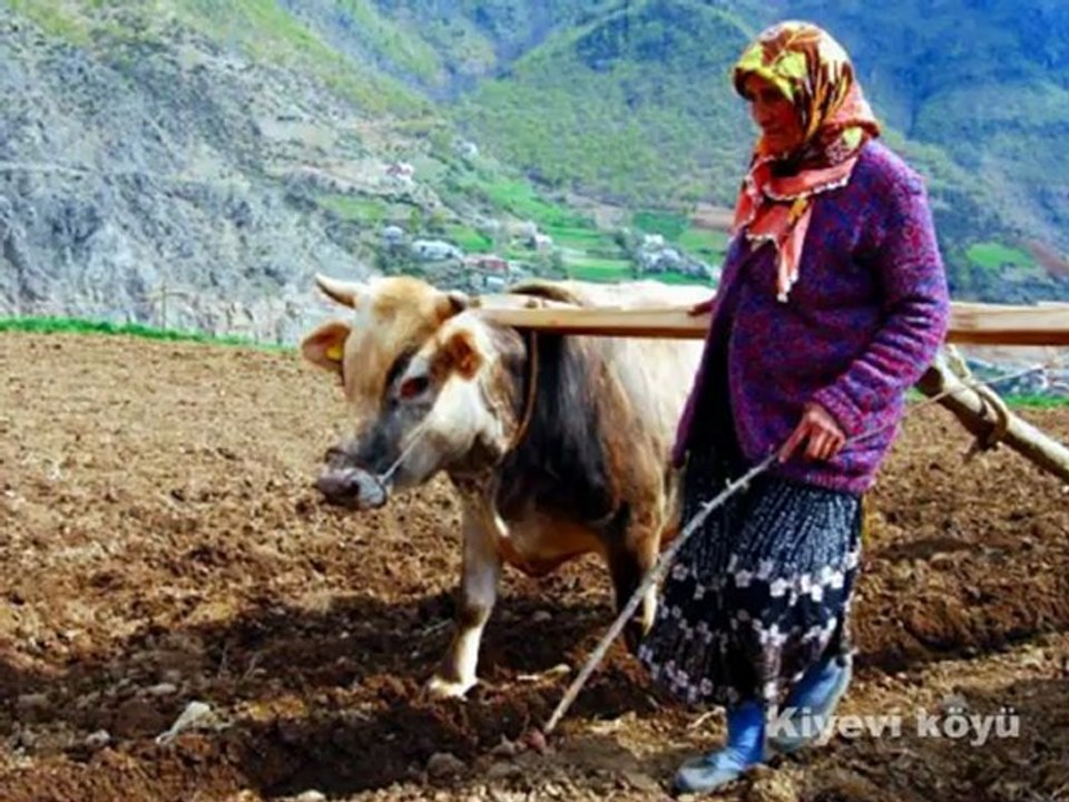 Bedia Akartürk-Anam aglar bas ucumda oturmus