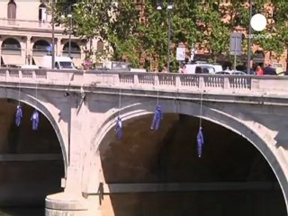 İtalya'da vergi dairesine molotoflu saldırı