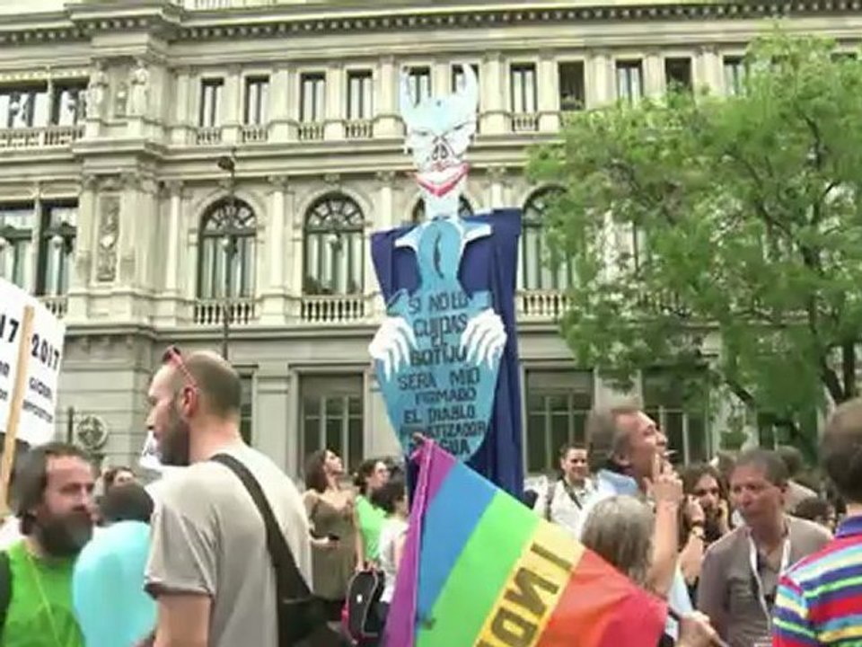 Espagne: les "indignés" fêtent leur 1 an dans les rues de Madrid