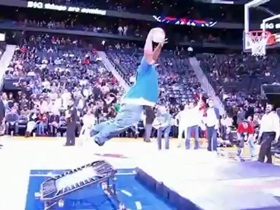Amazing trampoline dunk