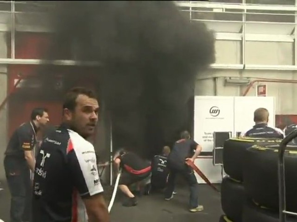 Le stand Williams-Renault en feu!