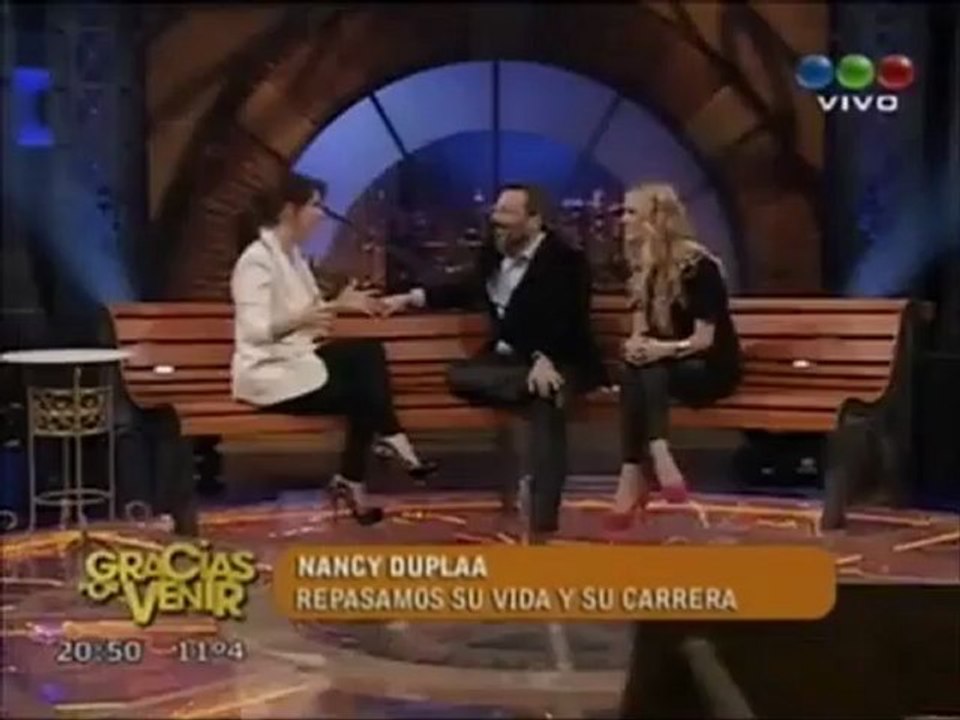 NANCY DUPLÁA CON ECHARRI Y SUS HIJOS EN HOMENAJE GRACIAS POR VENIR DE ROZIN