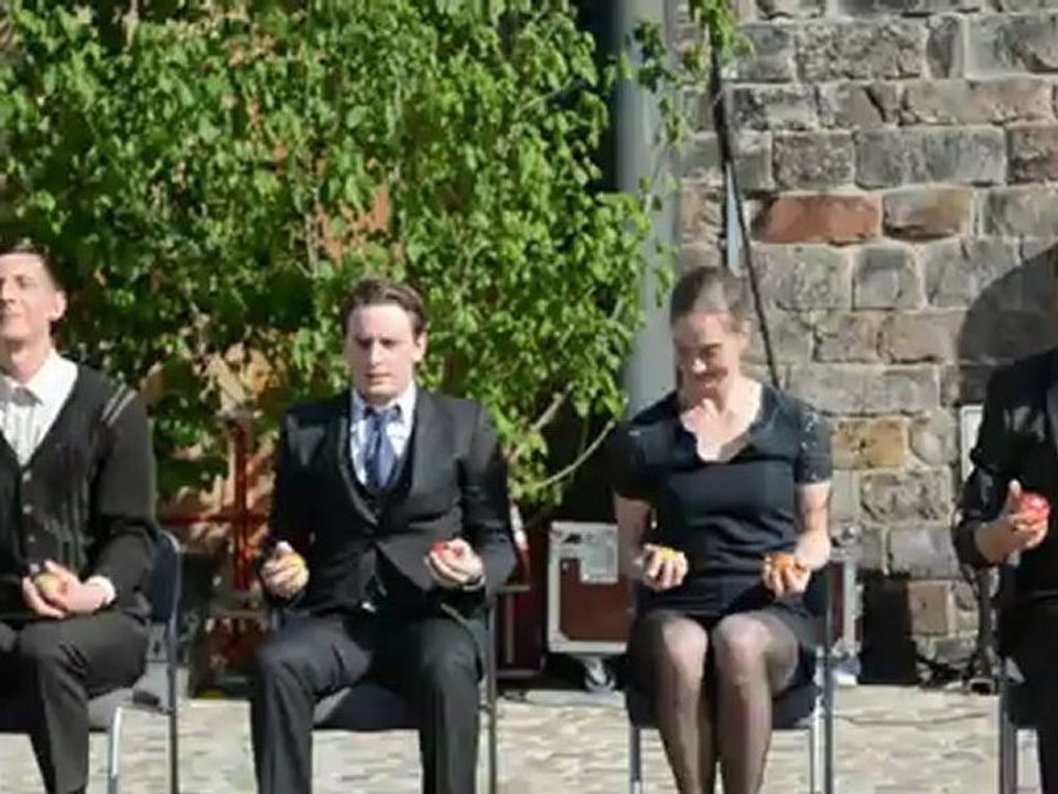 La compagnie Gandini Juggling sur la Grand-Place de Béthune, dimanche 13 mai