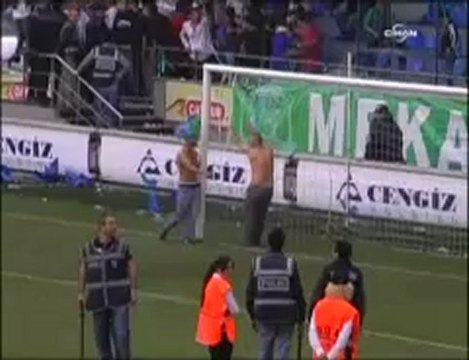 Çaykur Rizespor - Akhisar Belediyespor maçı sonrasında olaylar çıktı