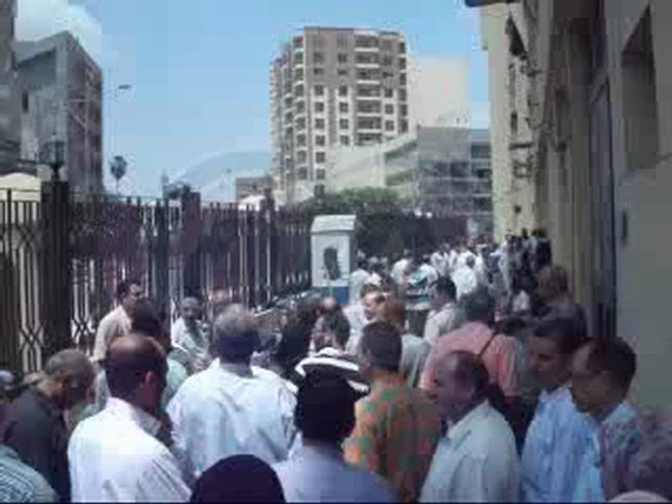 إضراب العاملين المدنيين بالشرطة وإغلاق الطريق أمام مديرية الأمن لتحسين أوضاعهم وإقالة وزير الداخلية