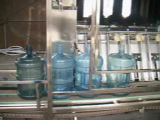 Dây chuyền đóng bình 5galon, máy chiết rót đóng nắp bình 5galon
