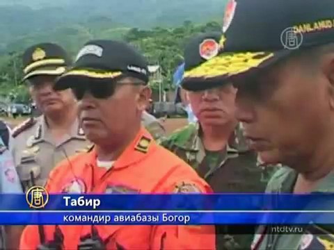 Индонезия тела погибших вывозят с места крушения