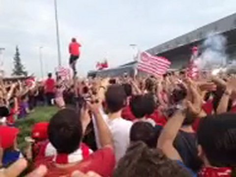 Οι φίλαθλοι του Ολυμπιακού υποδέχονται τους Πρωταθλητές Ευρώπης