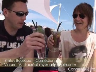 La comédienne et SmartPeople Shirley BOUSQUET en parachute ascensionnel