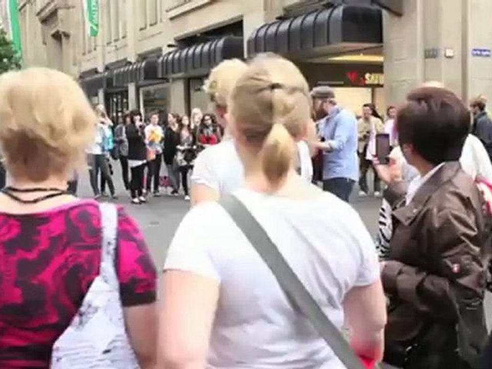 Sänger alex clare hatte einen straßen-gig in köln