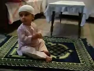 MENINO DE NOVE MESES ORANDO A ALÁ