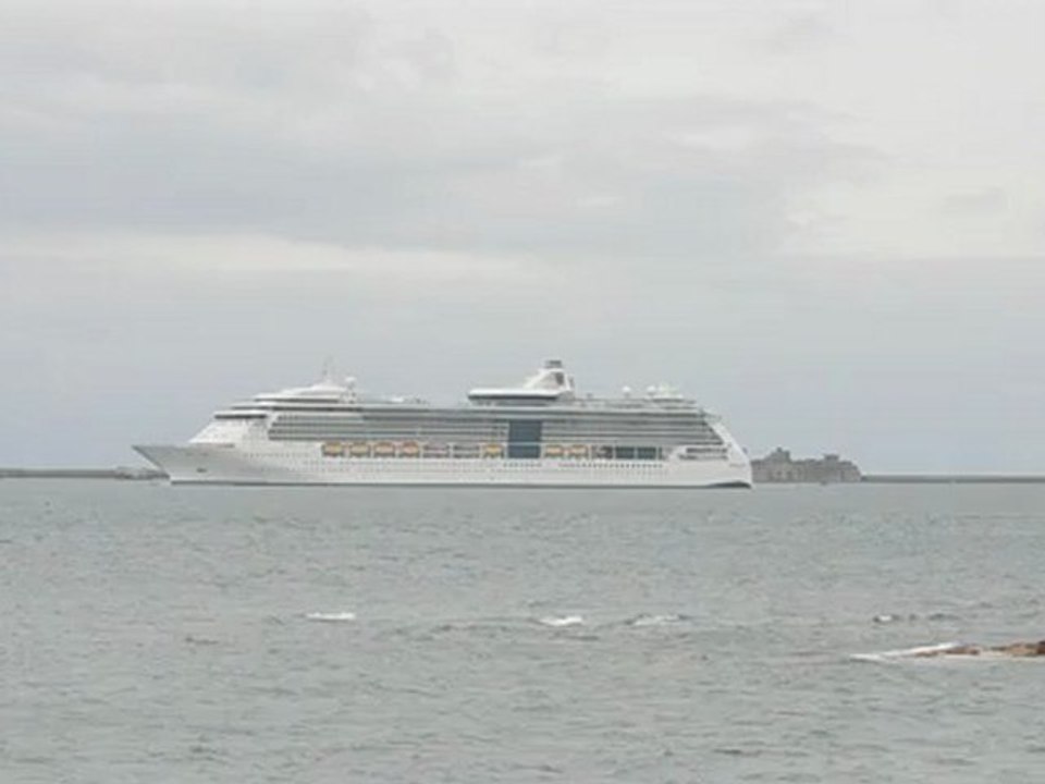 Départ du paquebot Jewel of the Seas du port de Cherbourg le 14 mai 2012