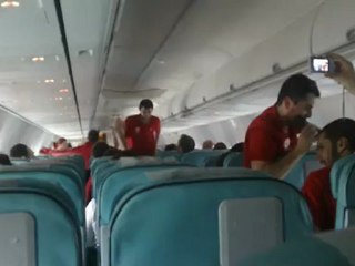 Ο Κώστας Παπανικολάου στο αεροπλάνο της επιστροφής