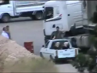 Syria فري برس حماة  المحتلةالحواجز الاسدية المجرمة توقف الناس وتقتوم بتفتيشهم دوارالفيلات 14 5 2012 Hama