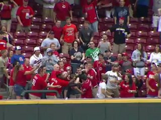 Il attrappe à deux reprises une balle de baseball