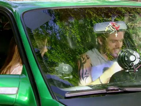 Malhação 22/05/12 - Cristal mostra a Moisés foto de Kiko com Alexia