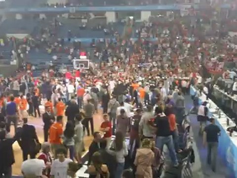 Aποθέωση για τους παίκτες του Ολυμπιακού στο Sinan Erdem